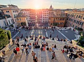 Touristen betrachten den Sonnenuntergang auf der Spanischen Treppe
