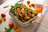 Pasta with tomatoes and basil