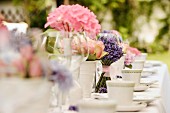 Gedeckte Kaffeetafel mit Blumen und Lavendelsträusschen
