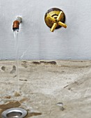 Wasserhahn und Armatur an Wand, über Waschbecken