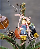 Tannenbaumspitze dekoriert mit Hänsel und Gretel als Christbaumfiguren