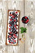 Whipped cream and berry tart (seen from above)