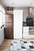 Küche in Naturtönen mit bronzefarbenem Retro-Kühlschrank und Kuhfellteppich