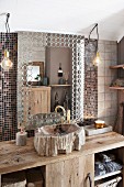 Rustikaler Waschtisch mit Mosaikfliesen und Waschbecken aus versteinertem Holz