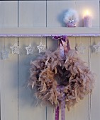 Wandkranz aus Federn & Satinband als weihnachtliche Dekoration