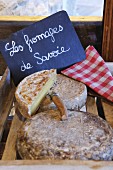 Französischer Käse und beschriftetes Schild