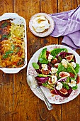 Kartoffel-Fenchel-Gratin und Salat mit Feigen und Labneh