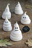 Mini meringue ghosts for Halloween
