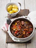 Pepper goulash with salted potatoes