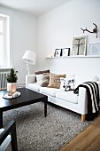 Modernes Wohnzimmer mit schwarzen und weißen Möbeln