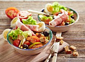 Aragoneser Salat (Eichblattsalat mit Tomaten, Paprika, Ei, Oliven und Serranoschinken)