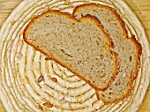 Brotkorb mit zwei frisch geschnittenen Scheiben Dinkel-Kürbis-Brot