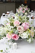 Romantisches Blumenbouquet auf einer Hochzeitstafel