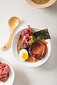 Tonkotsu Ramen mit Schweinebauch und frischen Rote-Bete-Nudeln