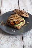 Veganes Sauerkraut-Sandwich mit Räuchertofu und Avocadocreme