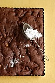 Schokoladen-Ingwer-Brownie mit Äpfeln und Puderzucker