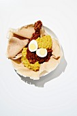 Doro Wat (würziger Hähncheneintopf, Äthiopien) mit hartgekochtem Ei