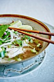 Pho Ga (Reisnudelsuppe mit Huhn, Koriandergrün, Bohnensprossen, Jalapenos und Limetten, Thailand)