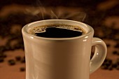 Dampfender schwarzer Kaffee in Tasse