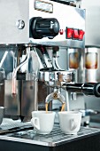 Espresso fließt aus Espressomaschine