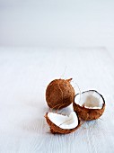 Kokosnuss, ganz und aufgeschlagen