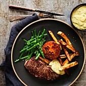 Beefsteak with green beans, fries and Bearnaise sauce