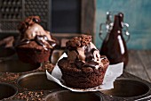 Brownies mit Eis und heißer Schokoladensauce
