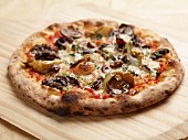 Holzofenpizza Vier Jahreszeiten mit Pilzen, Artischocken & Oliven