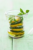 Zucchini-Mascarpone-Gratin mit Mandeln und Basilikum im Glas