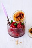 Verveine-Crème brûlée mit marinierten Himbeeren im Glas