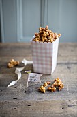 Selbstgemachtes Karamell-Popcorn mit getrockneten Apfelstückchen