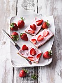 Erdbeer-Cheesecake-Riegel mit Amarant & Honig