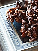 Schokoladen-Crunchies mit Cornflakes und Trockenfrüchten