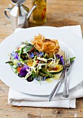 Filoteig Pastetchen mit Ziegenkäse und Salat mit Kräutern und Blüten