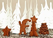 Lebkuchenfiguren vor weißem Winterwald