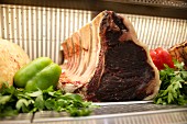 Dry Aged Ribeye Steak, Paprikaschoten und Petersilie