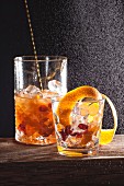 Alkoholischer Cocktail mit Früchten und Orangenschale