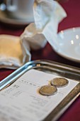 Rechnung und Geld auf Tablett im Restaurant