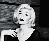 Portrait von junger Frau im Marylin Monroe Style (s/w-Foto)