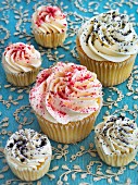 Cupcakes mit Sahne und buntem Zucker