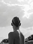 Junge Frau mit kunstvoller Flechtfrisur im Wasser (s/w-Foto)