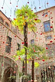 Aufgehängte Blumen zum Blumenfest in Girona, Katalonien, Spanien