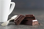 Espresso und Schokoladenstücke