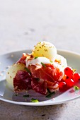 Prosciutto mit Melonenkugeln und Sesam