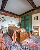 Kunstvoll gestaltetes Gästezimmer mit umlaufendem Wandfries