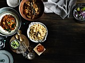 Lamm-Korma & saures Barramundi-Curry mit Beilagen (Asien)