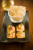 Crackers as an aperitif, with and without toppings