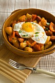 Potatoes with chorizo, peppers and fried egg