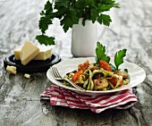 Tagliatelle with parsley, tomatoes and chicken