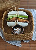 A chicken sandwich with leek (China)